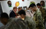 Le président américain Donald Trump sert de la nourriture aux soldats pour Thanksgiving, lors de sa visite à la base américaine de Bagram, le 28 novembre 2019