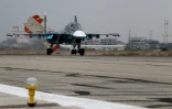 Un chasseur russe Sukhoi Su-30SM, aterrit sur la base de Hmeïmim, dans la province de Lattaquié, dans le nord-ouest de la Syrie, le 16 décembre 2015