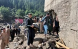 Des habitants fouillent les décombres de boutiques détruites par des crues soudaines à Parun, dans la province du Nouristan, le 21 juillet 2026 en Afghanistan