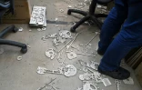 Des chutes après le découpage de différentes parties de maquettes en bois, le 6 juin 2022 à Gorenka, en Ukrainde