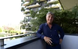 L'architecte et urbaniste italien Stefano Boeri sur le balcon d'une des tours du "Bosco Verticale" qu'il a conçu à Milan