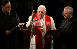 Le pape François bénit les fidèles rassemblés pour assister à la cérémonie du "Chemin de croix", au Colisée de Rome, le 15 avril 2022