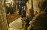 Des fidèles chrétiens prient dans l?église de la Nativité à Bethléem en Cisjordanie occupée après sa réouverture le 26 mai 2020