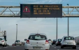 Des voitures sur le périphérique de Lille le 8 décembre 2016 roulent sous un panneau indiquant un pic de pollution
