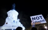 Une affiche "NOT AFRAID" lors d'un rassemblement Place de la République, le 8 janvier 2015 à Paris, après l'attaque meurtrière contre l'hebdomadaire satirique Charlie Hebdo
