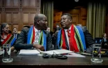 Le ministre sud-africain de la Justice, Ronald Lamola (g) et l'ambassadeur sud-africain aux Pays-Bas Vusimuzi Madonsela devant la Cour internationale de Justice (CIJ), le 11 janvier 2024 à La Haye