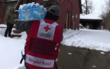 Des bénévoles distribuent des packs d'eau aux habitants de Flint