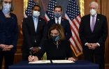 La présidente de la Chambre des représentants Nancy Pelosi signe l'acte d'accusation visant le président américain Donald Trump, le 13 janvier 2021, après son adoption par les députés