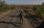 un soldat ukrainien de la 65e brigade sur une route près du village de Robotyné, le 1er octobre 2023 dans la région de Zaporijjia