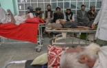 Des patients et leurs proches attendent dans un couloir de l'hôpital Mirwais de Kandahar (Afghanistan), le 27 septembre 2021