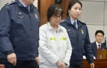 Choi Soon-Sil (c), accusée de corruption, à son arrivée au tribunal  de Séoul, le 5 janvier 2017