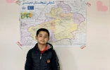 Khaled, un ouïghour de 12 ans, pose devant une carte dans une école d'Istanbul, le 29 novembre 2019