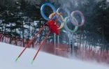 Les rafales de vent font se courber une porte du slalom géant de Jeongseon, le 12 février 2018
