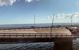 Image tirée d'une vidéo de la chaîne de télévision publique Crimée-24 montrant le pont de Crimée endommagé après une attaque de drones navals par les forces ukrainiennes, le 17 juillet 2023