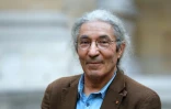 Photo d'archive de l'écrivain franco-algérien Boualem Sansal qui pose après avoir reçu un prix littéraire décerné par l'Académie française pour un roman individuel, à Paris, le 29 octobre 2015