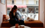 Sarah elGamal assise à côté de son chien poméranien Loulou au café pour chiens "Casa del Doggo" à Paris, le 7 mai 2026