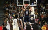 Le Français Rudy Gobert (c) réussit son dunk lors du quart de finale du Mondial-2019 de basket de l'équipe de France contre les Etats-Unis, à Dongguan le 11 septembre 2019.