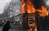 Un des kiosques à journaux des Champs Elysées en feu, pendant la manifestation des "gilets jaunes", à Paris, le 16 mars 2019 