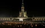 Des pélerins participent à une procession à Fatima, au Portugal, le 4 août 2023, à la veille d'un déplacement du pape François au sanctuaire marial de Notre-Dame de Fatima