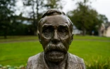 Buste d'Alfred Nobel devant le manoir de Bjoerkborn à Karlskoga en Suède, le 16 septembre 2021