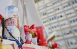 Des bougies, chapelets et messages déposés au pied de la statue de Jean-Paul II, devant l'hôpital Gemelli de Rome, où est soigné le pape François pour une pneumonie, le 11 mars 2025