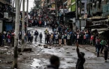 Des habitants du quartier de Mathare, à Nairobi, observent un groupe de manifestants qui essaient d'empêcher les électeurs d'accéder au bureau de vote, le 26 octobre 2017 au Kenya