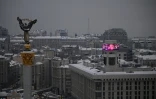 La place de l'Indépendance à Kiev, où un panneau affiche une température extérieure de -19°C, le 15 janvier 2026 