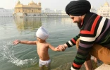 Un enfant sikh se baigne durant le pèlerinage en hommage au fondateur de cette religion Gourou Nanak, le 19 novembre 2021