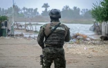 Un membre de la Marine mexicaine patrouille dans une zone inondée à Puerto San Carlos, au Mexique, où est attendu l'ouragan Polo, le 28 septembre 2026