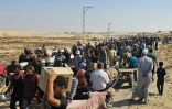 Des Gazaouis déplacés sur une route menant à un site de distribution d'aide de la société GHF à Rafah, dans le sud de la bande de Gaea, le 5 juin 2025