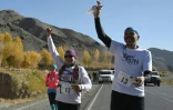 Venue en voisine de Téhéran, Mahsa Torabi (à gauche sur la photo) a le souffle court. A 42 ans, elle est la première Iranienne à avoir bouclé un marathon depuis 1979, à Shiraz en avril dernier