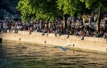 Des personnes prennent le soleil sur les berges de la Seine, le 30 mai 2020 Ă Paris