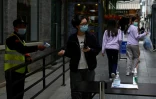 Contrôle de la température dans une rue de Pékin, le 9 mai 2022