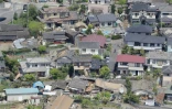 Vue aérienne d'habitations endommagées dans la ville de Mashiki, préfecture de Kumamoto, après le tremblement de terre qui a frappé la veille l'île de Kyushu (sud-est) le 15 avril 2016