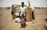 Amadou Dicko et sa fille, qui ont fui leur village pour se réfugier à Dori, dans le nord-est du Burkina Faso, le 29 mai 2024 dans le camp de Torodi
