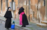 Une religieuse et l'Ă©vĂȘque Josef Bart devant l'Ă©glise Santo Spirito in Sassia Ă Rome, avant la venue du pape François pour y cĂ©lĂ©brer une messe, le 19 avril 2020