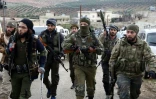 Des rebelles syriens pro-turcs entrent dans le  village de Qastal, au nord de la ville d'Afrine, après des combats avec les forces kurdes, le 16 mars 2018