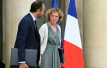 Le Premier ministre français Edouard Philippe (G) et la ministre du Travail Muriel Pénicaud quittent l'Elysée le 30 août 2017 à Paris