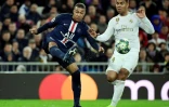 L'attaquant du PSG Kylian Mbappé à la lutte avec le milieu du Real Casemirodans le groupe A de C1 à Madrid, le 26 novembre 2019