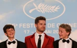 Le jeune acteur belge Gustav De Waele, le réalisateur Lukas Dhont et Eden Dambrine avant la projection de "Close" le 26 mai 2022 au festival de Cannes 