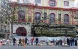 Des personnes se recueillent devant le Bataclan, le 29 novembre 2015 à Paris
