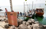 Un bateau de tourisme débarque des visiteurs malaysiens au bord du lac de Tibériade, le 8 octobre 2018 en Israël