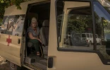 Une habitante attend dans un minibus de la Croix-Rouge d'être évacuée vers Kharkiv, le 28 septembre 2023 à Koupiansk, en Ukraine