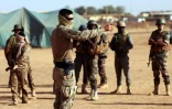 Un officier français entraîne des soldats maliens le 7 décembre 2021 sur la base militaire de Menaka, au Mali 