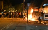 Un bus incendié pendant une manifestation devant le domicile du président, le 31 mars 2022 à Colombo, au Sri Lanka