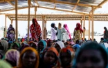 Des Tchadiens de retour au pays rencontrent une délégation de l'Organisation internationale pour les migrations (OIM) au camp de Tongori, le 9 juin 2026 au Tchad