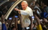 Le pape François salue les fidèles à Rio, depuis sa papamobile, après une messe, le 27 juillet 2013