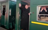 Photo fournie, par les autorités officielles nord-coréennes, montrant Kim Jong Un à bord d'un train quittant la gare de Pyongyang à destination de Hanoï pour sa rencontre avec le président américain Donald Trump, le 23 février 2019 