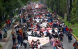 Mardi 9 juin 2026, des milliers de citoyens mexicains, dont des professeurs et étudiants de l'école Ayotzinapa, ont bloqué l'accès principal du stade Azteca à Mexico