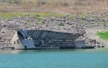 Une carcasse de bateau échouée sur une rive du lac Mead, dans l'Etat du Nevada, aux Etats-Unis, le 21 août 2026
